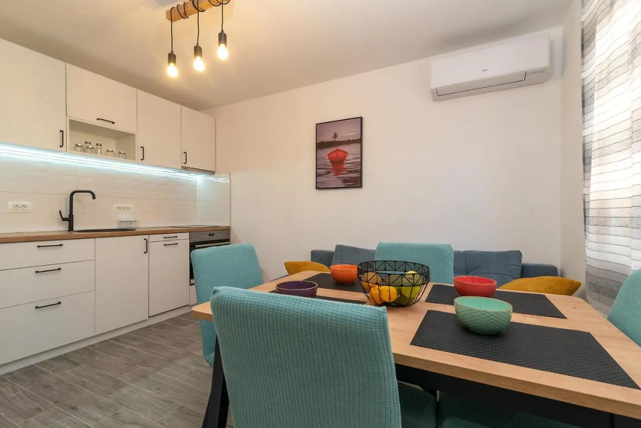 Small Private House With A Terrace In Trogir Lägenhet